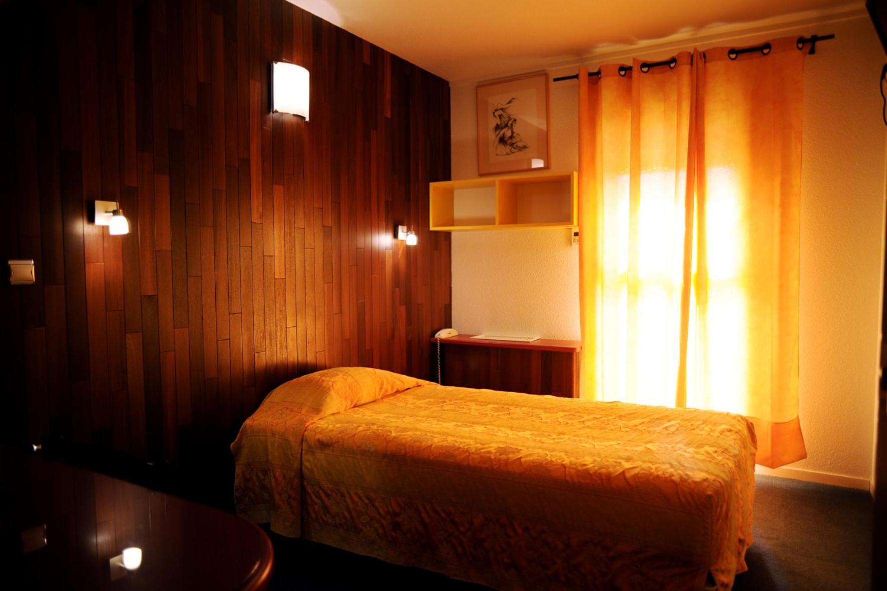 Logis Hotel Horus Restaurant Les Bruyeres Toulenne Ngoại thất bức ảnh